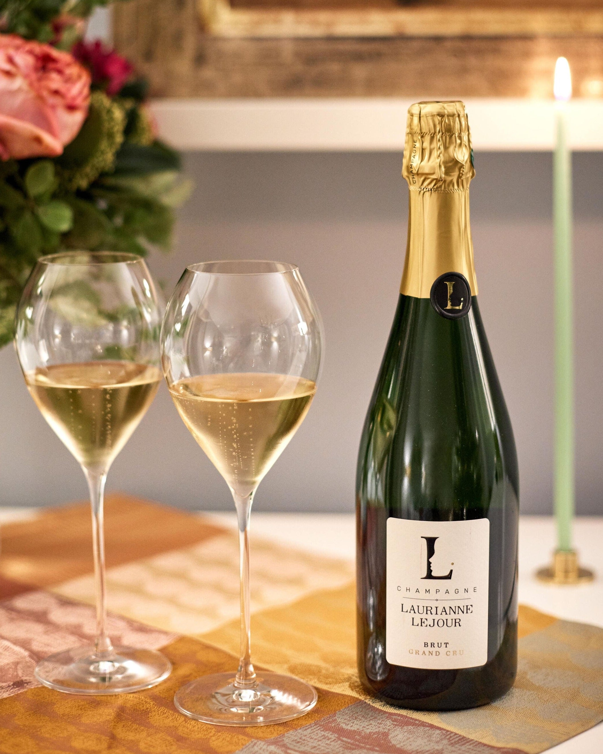 Champagne Le Réserve Billecart-Salmon avec deux verres